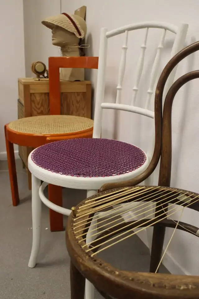 Photo de l'atelier de cannage à Lille d'Inès Hayaud. 