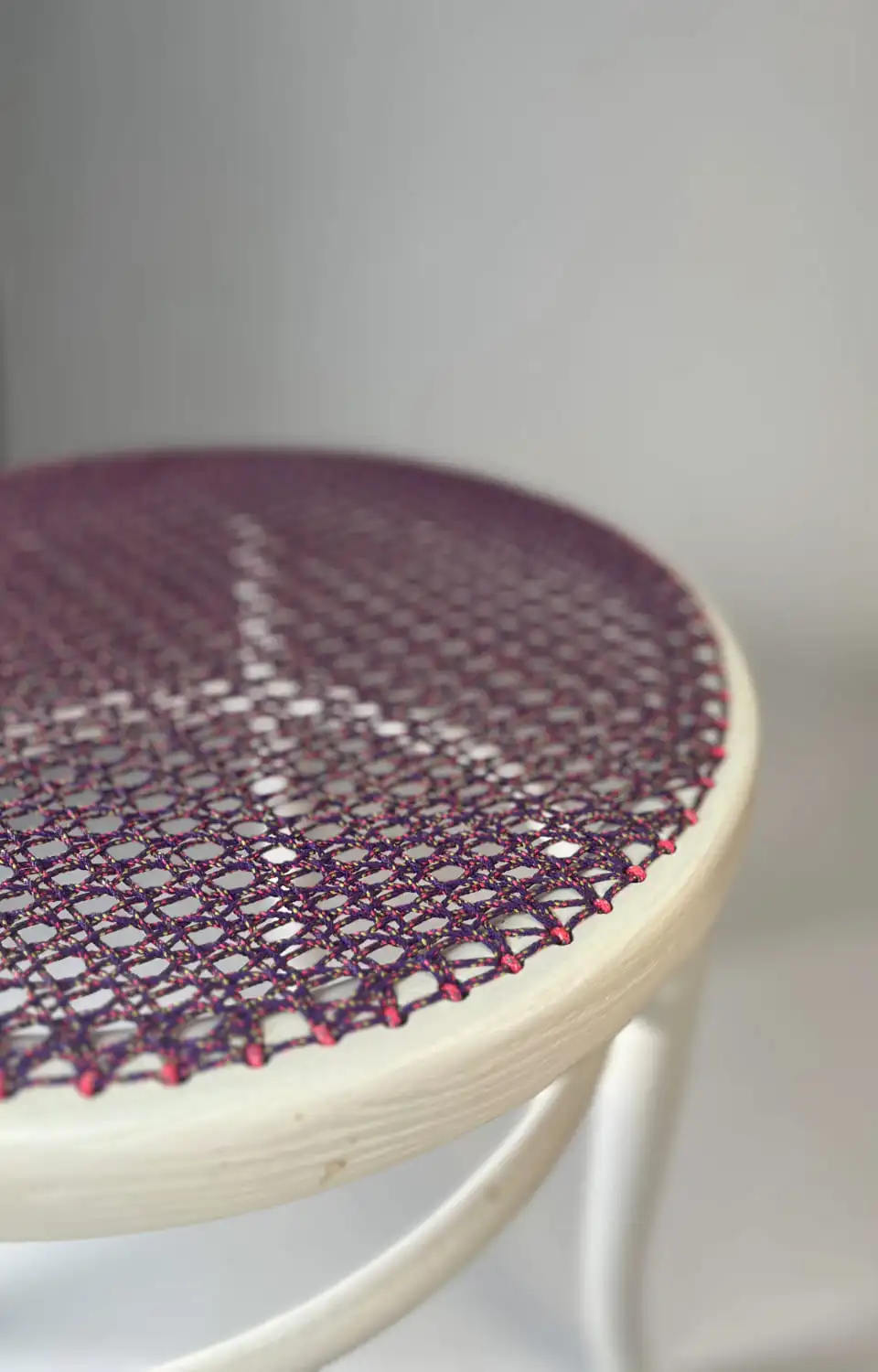 Restauration d'une chaise en cordelette en utilisant la méthode de cannage traditionnel