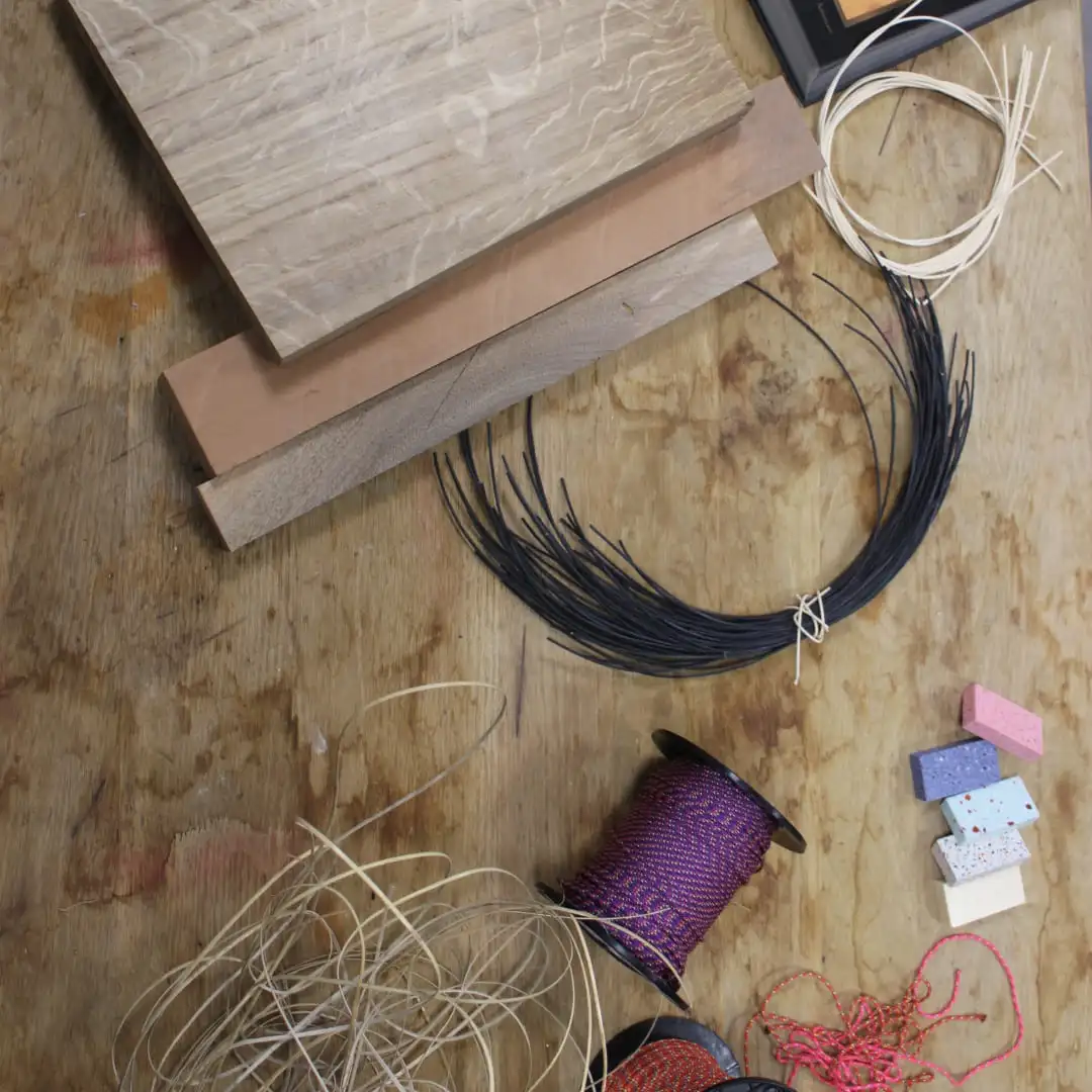 Photo de l'établi avec le diferents materiaux : chêne, poirier, noyer, cordelette de couleur, canne, rotin, plastique recyclé