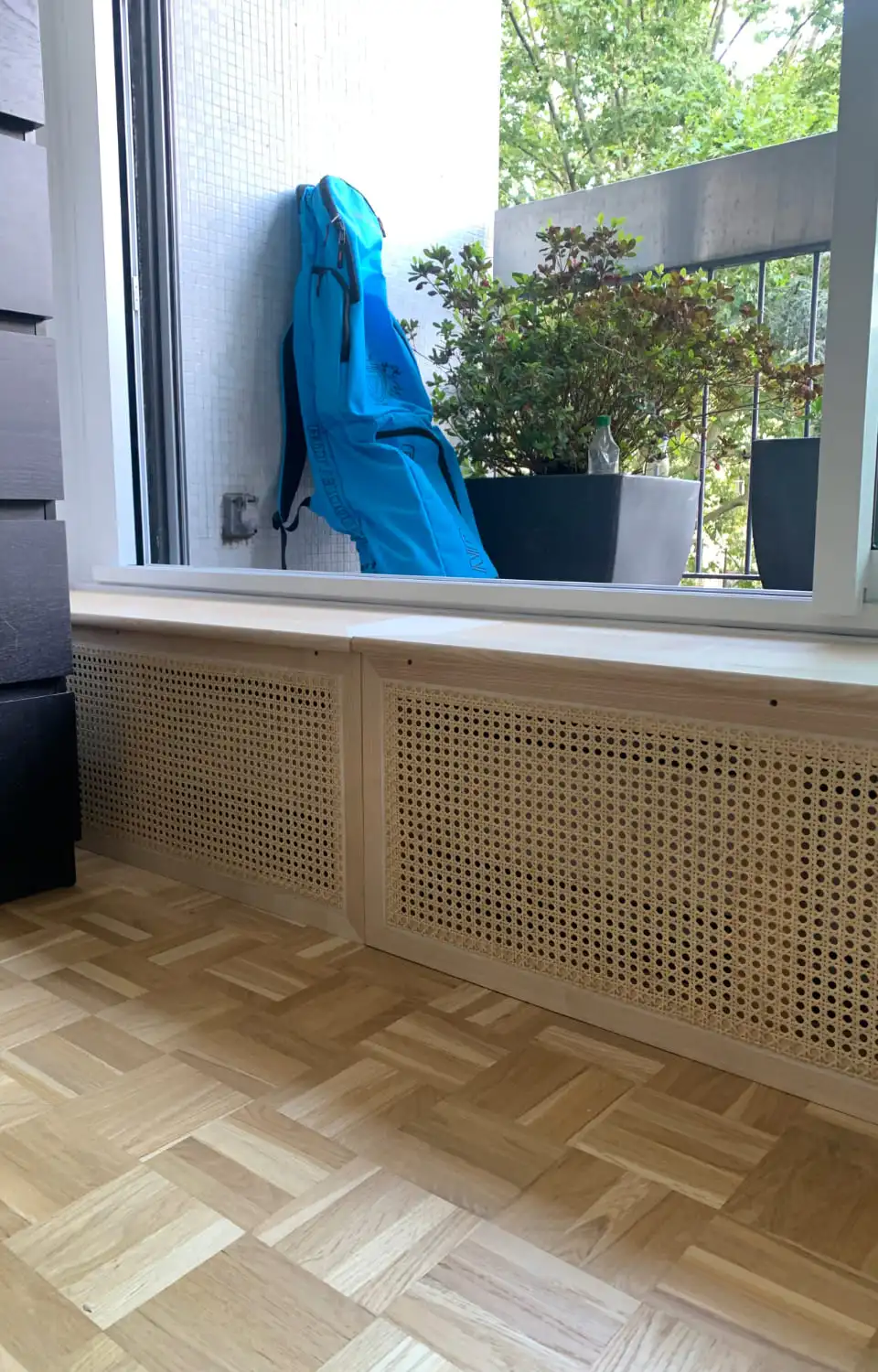 Cache raditeur en cannage. Pose terminé. Le cache radiateur sert également de marche pour accéder au balcon