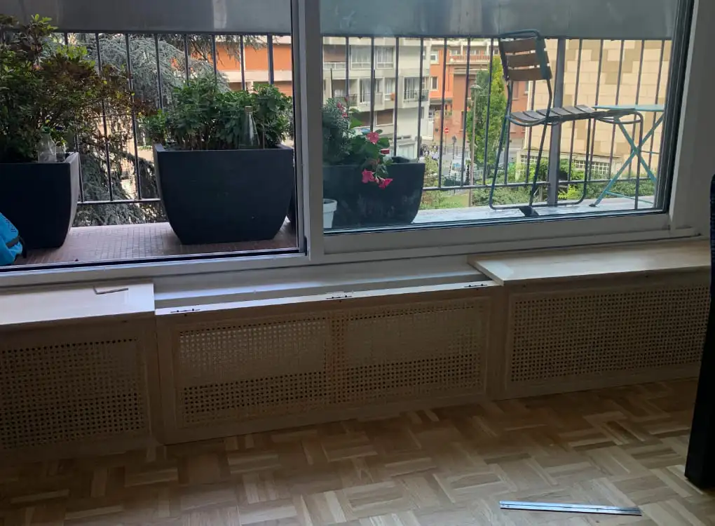 Cache radiateur en cours de pose. On peut voir que le dessus du cache radiateur se démonte pour pouvoir accéder au radiateur si besoin. 