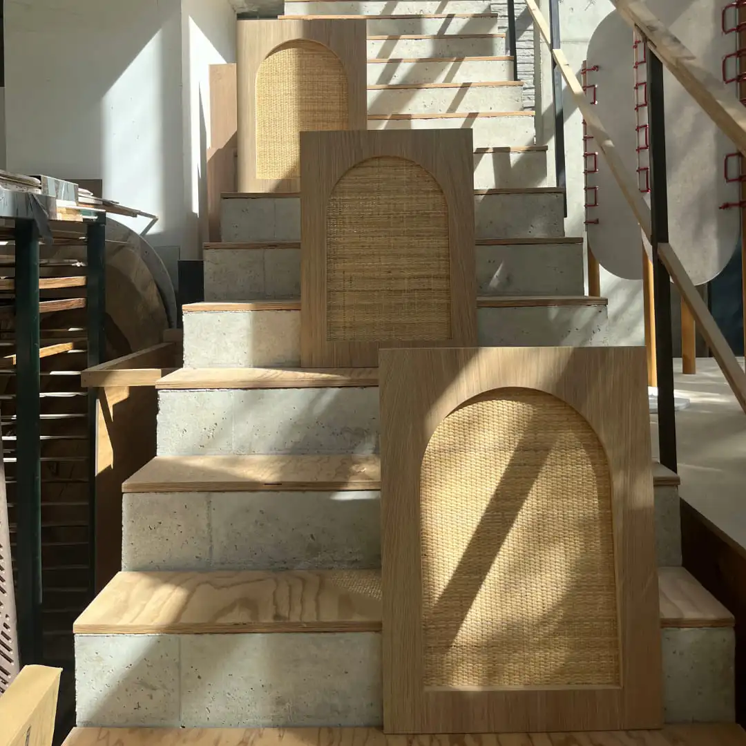 Photo de porte de dressing en cannage. Les portes ont été réalisées par l'ébéniste Mathilde Bouchillou et Inès hayaud à fait la pause du cannage.