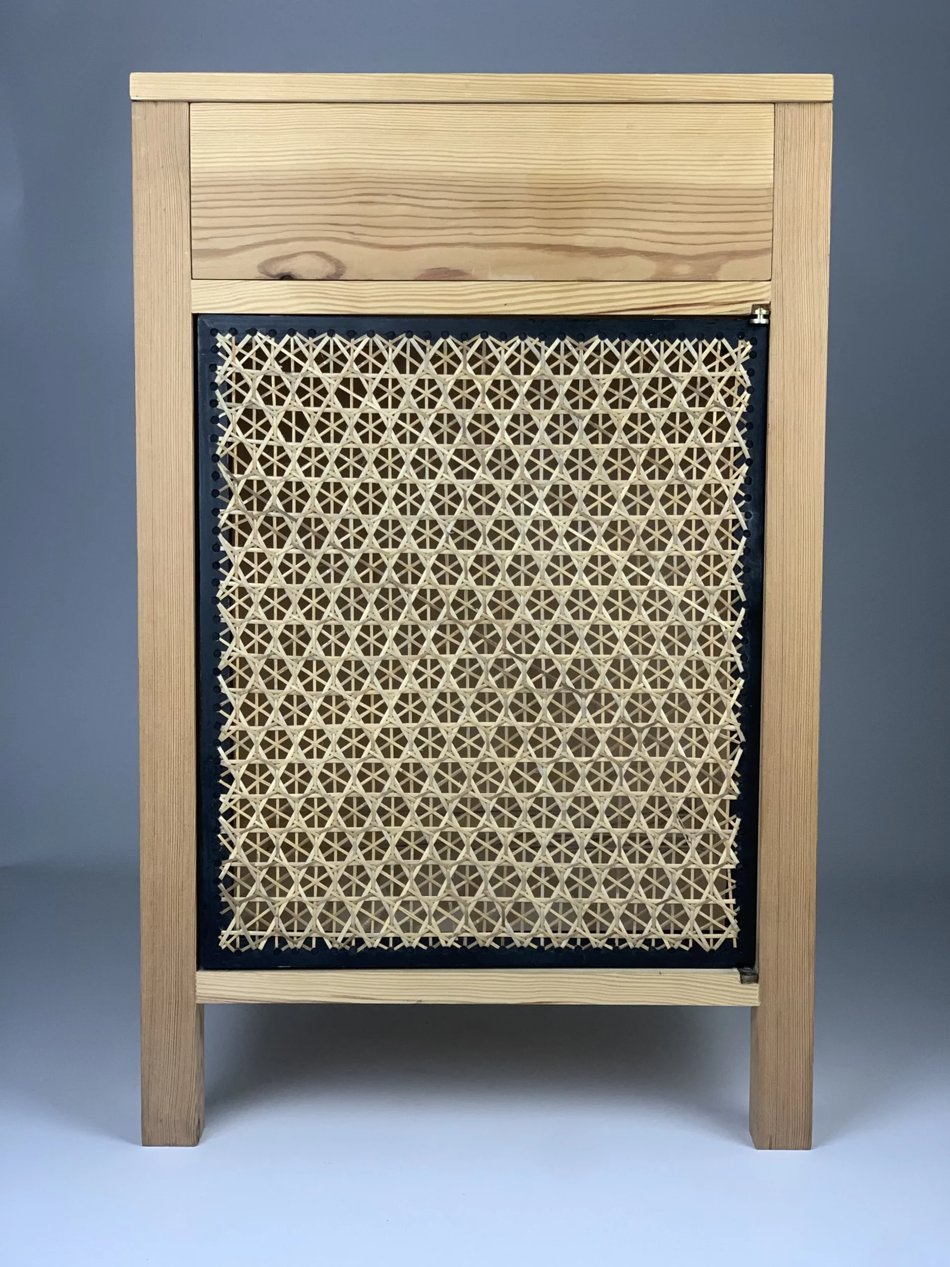 Porte d'un confiturier en sapin. La porte à été réaliser en cannage étoilé après la construction du meuble. Motif décoratif qui convient parfaitement à ce genre d'ouvrage.