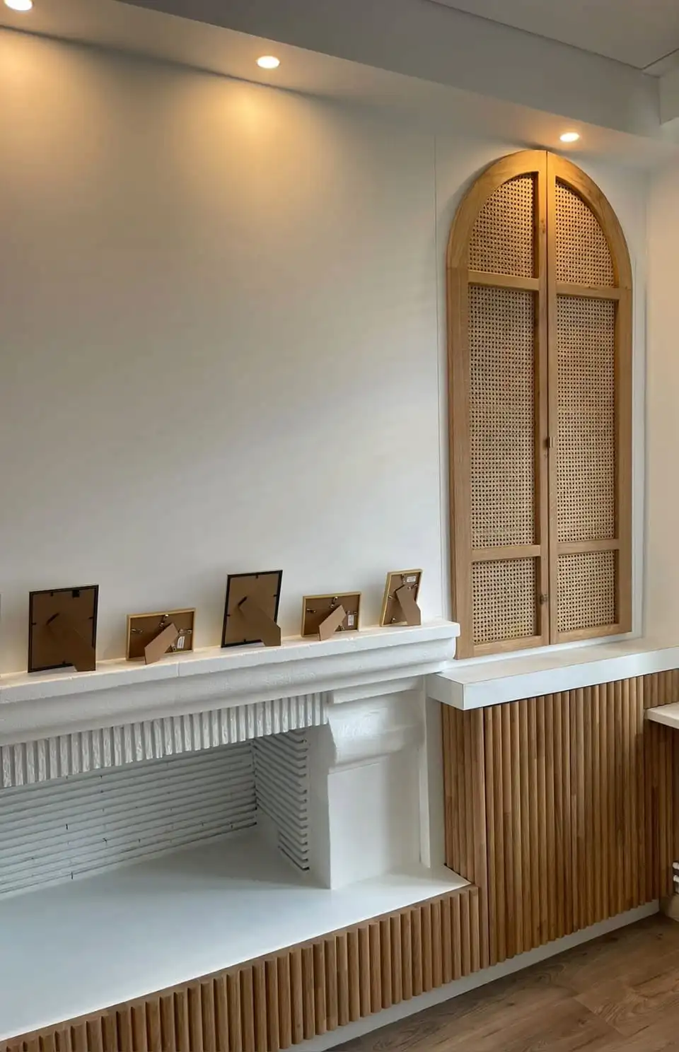 Projet de sous traitance. Porte en cannage mécanique, poser dans l'atelier lillois d'Inès Hayaud. Les portes ainsi que la pose ont été réalisé par l'Atelier Bardot menuiserie.