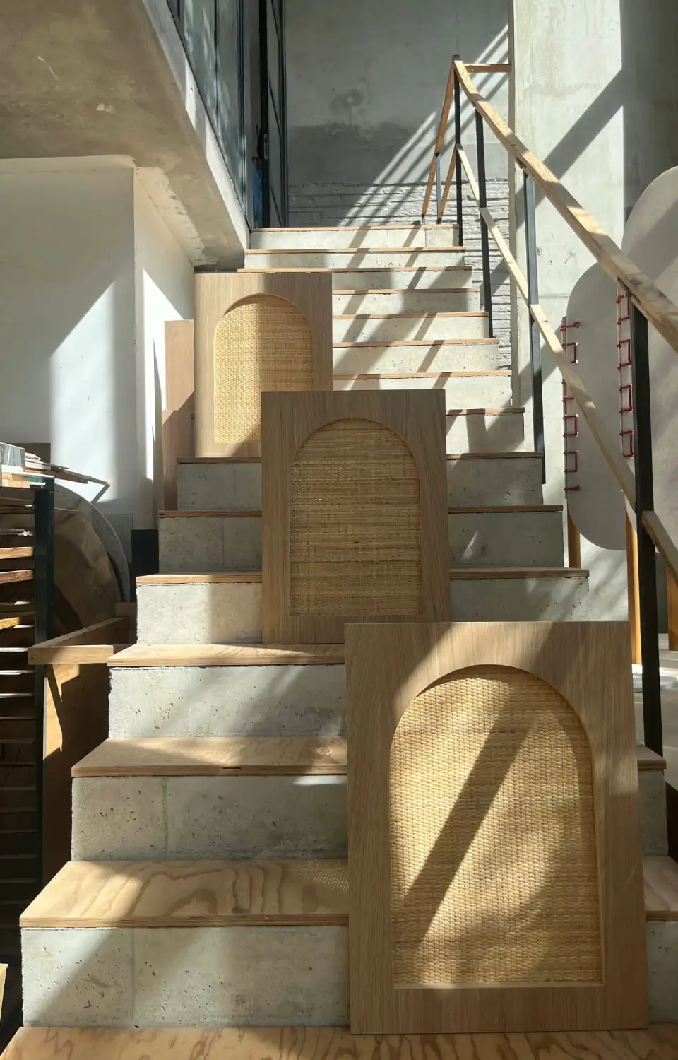 Enemble de porte de dressing en cannage réalisé en sous traitance pour Mathilde Bouchillou. 