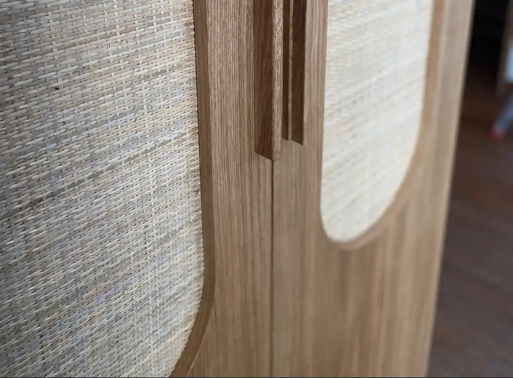 Portes et poignées, pose réalisé par Mathilde Bouchillou. Cannage réalisé en sous-traitance par Inès Hayaud